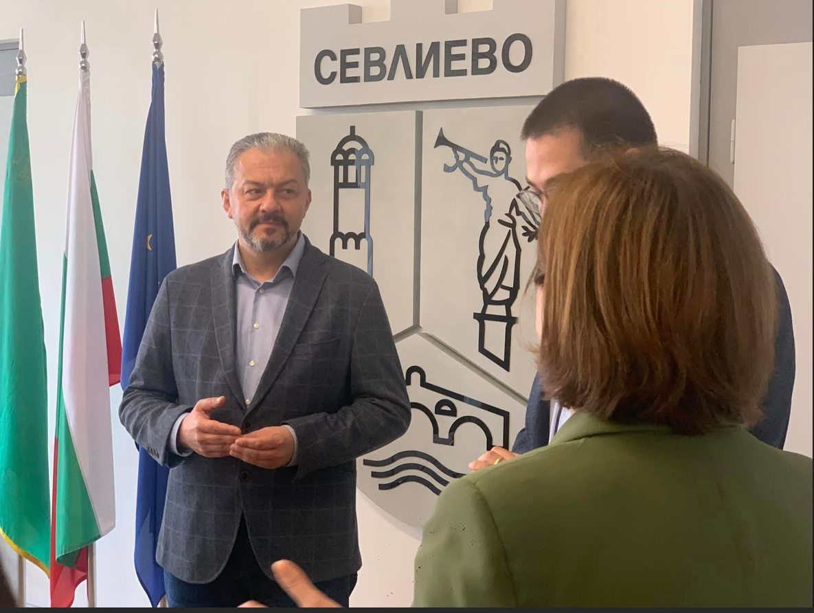 Кметът на Севлиево д-р Иван Иванов връчи сертификати на педагози от чужбина, които успешно завършиха обучение по програма "Еразъм +"